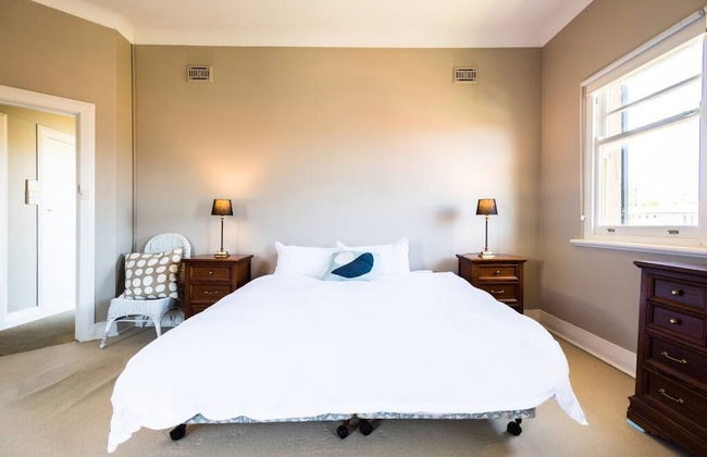 Beautiful 2 Story Manor Close to Beach and all - Foto 35