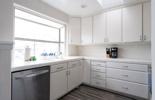 Sunlit La Jolla Village Gem with Peak Ocean Views - Photo 13