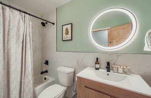 Elegant & Spacious Family Gem with Games, Office, Yard - Foto 21