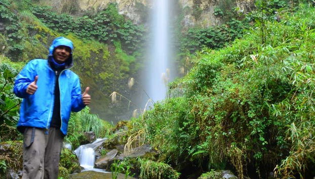 Tomándonos una foto con la cascada de fondo
