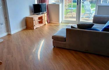 Countryside 2 Bed Bungalow with Stunning Views Free WiFi and Parking Ideal for Business and Leisure - Photo 33