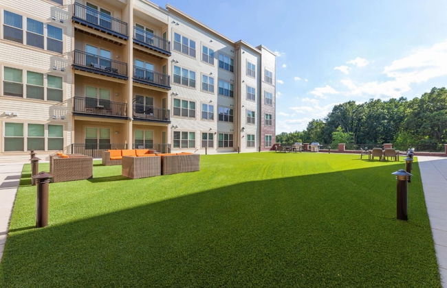 Stylish 1 BR Apartment w Movie Theater - Photo 9