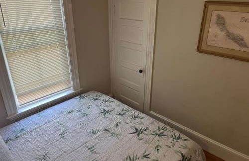 Downtown Beverly 5 Min to Salem - Photo 9