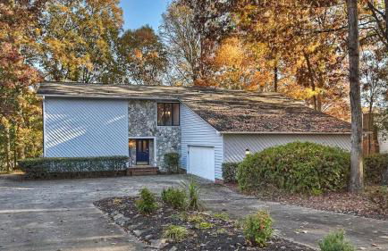 Lakefront Home Private Dock, Tiki Bar, Firepit Shore to Please by Avantstay - Foto 93