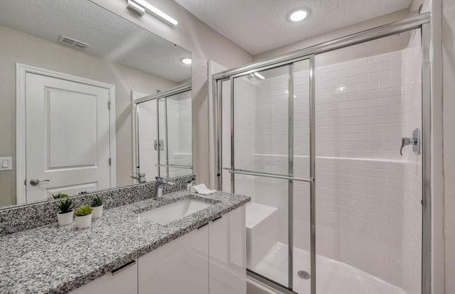 Luxury 5 Bedroom Home 10 Minutes From Disney - Photo 31