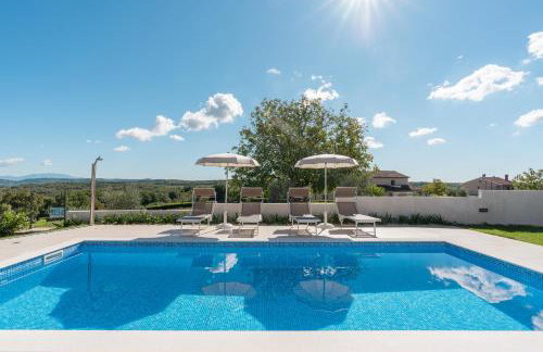 Villa atop the village with stunning view - Foto 52