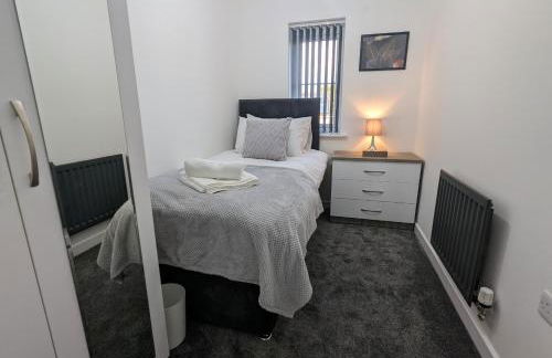 CLARITURF - 4 Bedroom Semi - Private Parking near Turf Moor, Town Centre, Transport and Motorway Links next to Canal, 3 Parks and Lake - Sky and Netflix - Foto 27