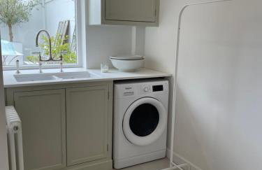 Double-Bed Bedroom, Living Room and Kitchenette, private Bathroom and Utility Room available at Willow House, Shepperton - Foto 24