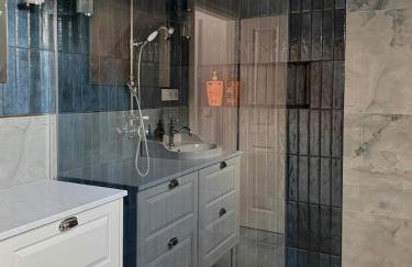 Art and Elegance, Family Friendly 2Bedroom Apartment near Frankfurt Airport, Free Parking - Foto 27