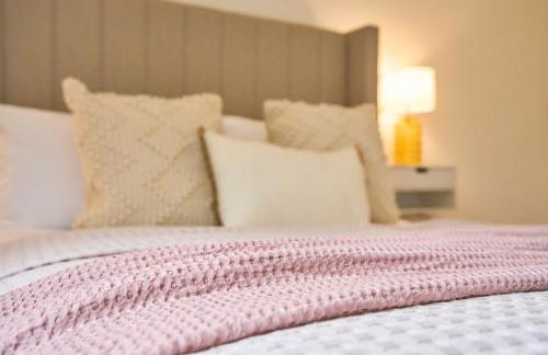 Chic Family Home with Garden Fire Pit & Event Space, Hot Tub - Foto 25