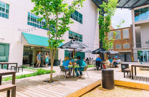 Theatre Retreat 2 Bedroom Loft - 1 Blk from Theatres - Foto 18