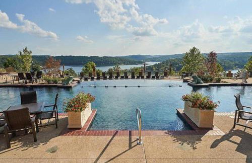Enjoy the views of Table Rock Lake in this 2BD resort condo - Foto 2