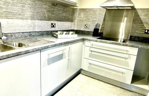 Exclusive Marina View Apartment Free Parking - Photo 26