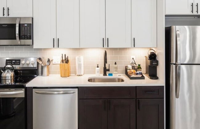 Sosuite Corner 1BR Apt w W D Desk - Photo 22