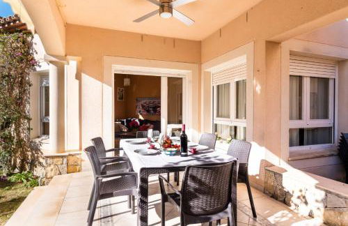 Villa Familiar c/Piscina + Wifi y Parking Gratis by Sunset Rentals (Bonmont) - Foto 6