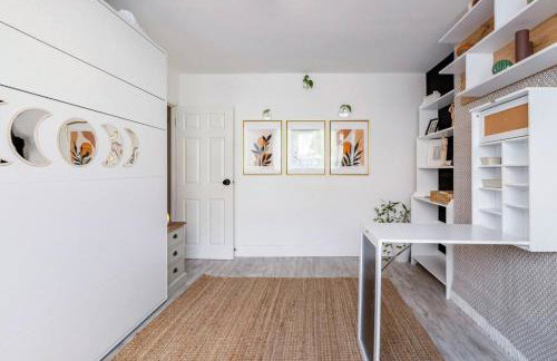 Bright & Stylish 4-Bed Home in the Heart of Morden - Photo 13