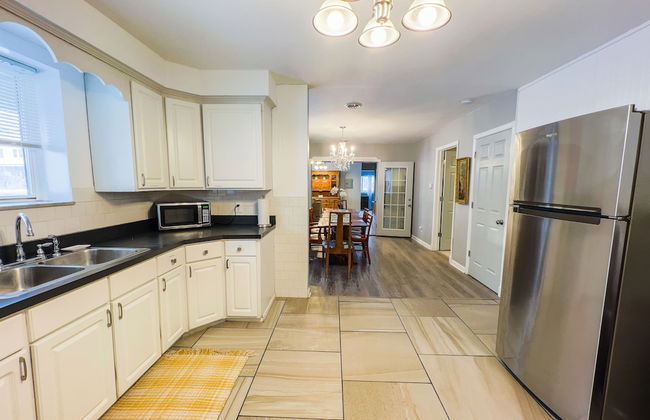 The Stone Castle - With Private Yard & Parking, Near Falls & Casino by Niagara Hospitality - Foto 13