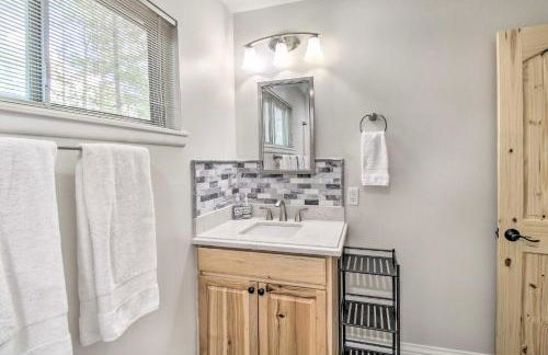 Family Cabin with Game Room! 32 Mi to Sunrise Resort - Foto 27