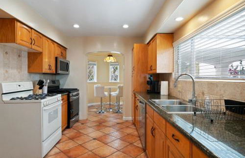 Spacious 4BR House with Large Yard and Parking Beverly Hills Adj - Foto 28
