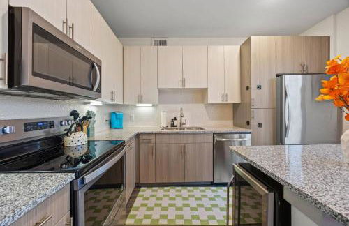 Studio with Patio, Pool, Gym, Parking & Queen Bed - Foto 16