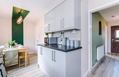 Cheerful 3 bedroom home with parking near Chester - Photo 24