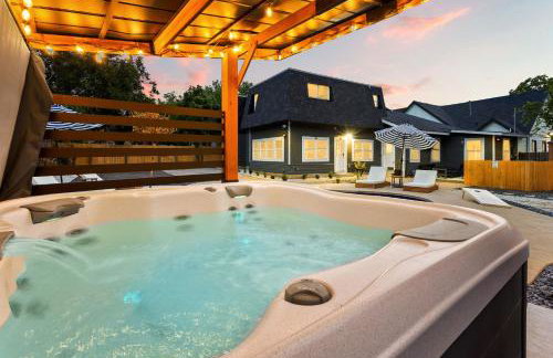 Spacious Retreat with Pool & Hot Tub - 10 Minutes to Downtown - Foto 7