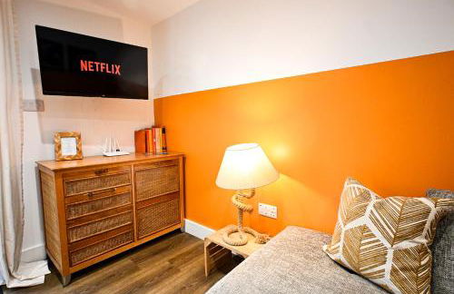 The Hideout - private luxury cabin near the sea with garden area, sea views and parking - Foto 14