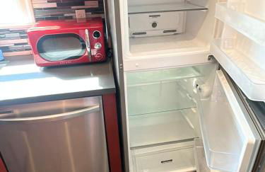 Oak Manor - Chic & Stylish 2BR Apartment Retreat - Photo 25