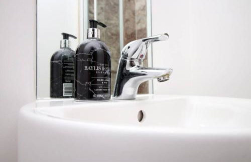 Modern and Cosy 3 Bed House Close to Cardiff City Centre perfect for Family Relocations, Contractors & Groups by Gurkha Stay with Free Parking and Wifi - Foto 31