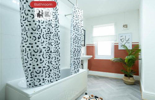 2 Bedroom Home with WiFi, Private Yard and Street Parking - Foto 16