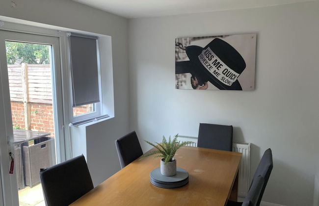 House - Sleeps 5 - Pet Friendly - Garden - Parking - Foto 8