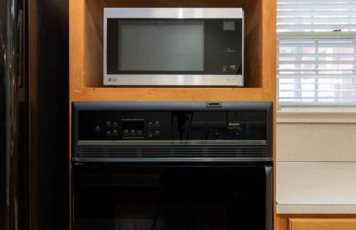 The Broadway Bungalow Walk to Riverwalk Dining! - Foto 36