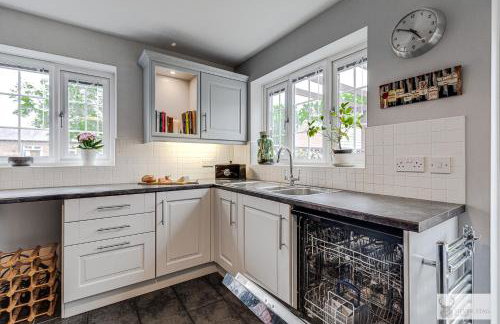 Silver Stag Properties Large 4 bed Property - Photo 15