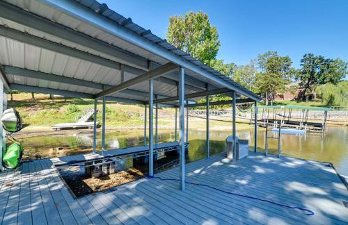 Lakefront Gilbertville Haven with Private Boat Dock! - Foto 2