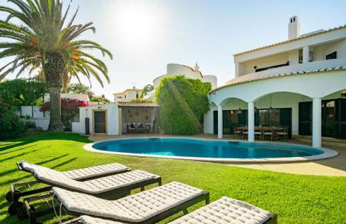 Luxury Private Family Villa with Pool AC & Parking - Foto 46