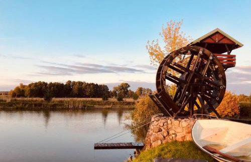 Dom nad stawem przy lesie - Foto 1