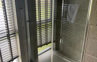 Glasshouse hot tub lodge - Foto 10