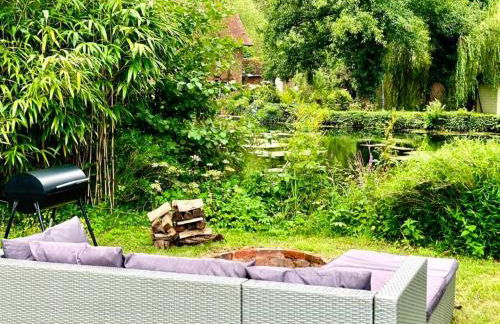 Cosy Hampshire Barn Getaway, Large garden alongside a stunning river - Fire Pit, BBQ, Outdoor seating - Country walks & Pubs - Foto 14