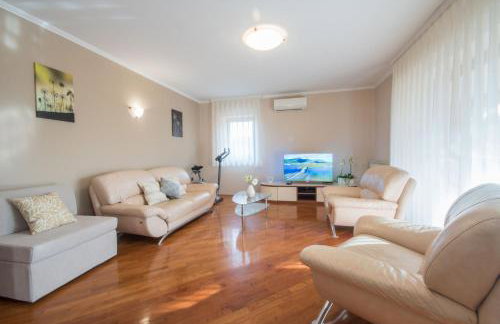 Villa Ritoša, a beautiful pool villa surrounded by greenery - Photo 29