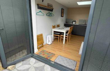 Modern Self Contained Garden Annexe Sleeps up to 4 - Photo 9