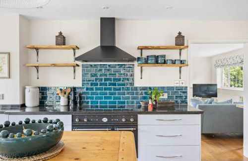 Rocket House - Large family home perched above the river - Foto 12