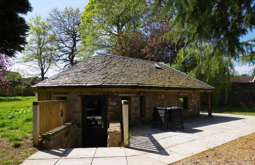 Fun holiday lodges in historic walled garden near Falkirk, Heart of Scotland Holidays - Foto 8