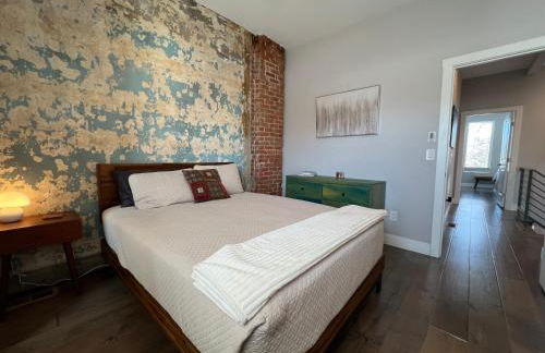 UPTOWN CASTLE - CITY VIEWS - THEATER & CONVENTION DISTRICT! - Foto 25