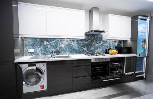 Modern 3 Bedroom House with Garden and Free Parking Long Stay Friendly - Foto 3