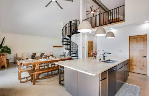 Modern Cabin Near Cheney Lake W Pool and Hot Tub - Foto 11