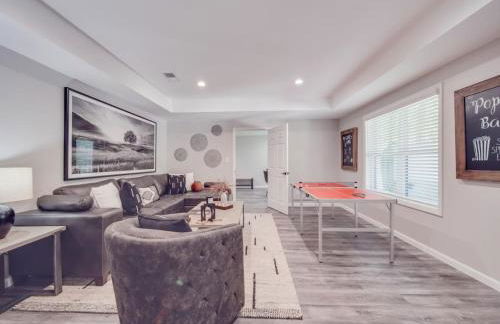 5BR Farmhouse Lake Retreat Pool Hot Tub Theater - Foto 38