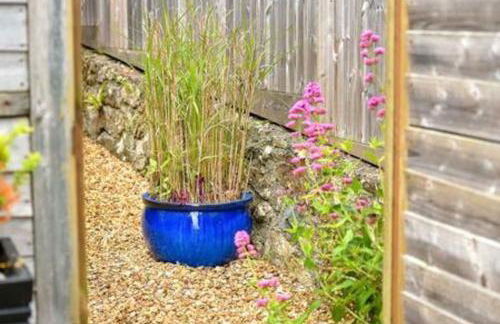 Beautiful cottage a stones throw from the beach. - Photo 10