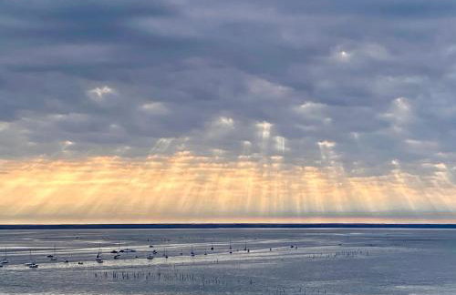 Aux pieds des plages, du port, de la piste cyclable et des commerces de proximité, un studio au dernier étage avec une vue panoramique sur le Bassin d'Arcachon, entièrement rénové, dans une résidence avec piscine - Foto 57
