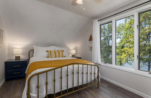 5BR Log Home w Hot Tub & Dock on Lake of Egypt - Photo 34