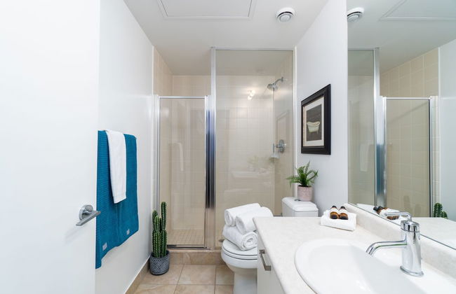 QuickStay - Luxurious 2-Bedroom Condo, Downtown Core - Photo 11